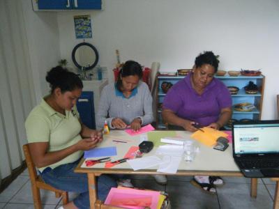 Yasmina, Brenda and Cándida learn to make their own materials